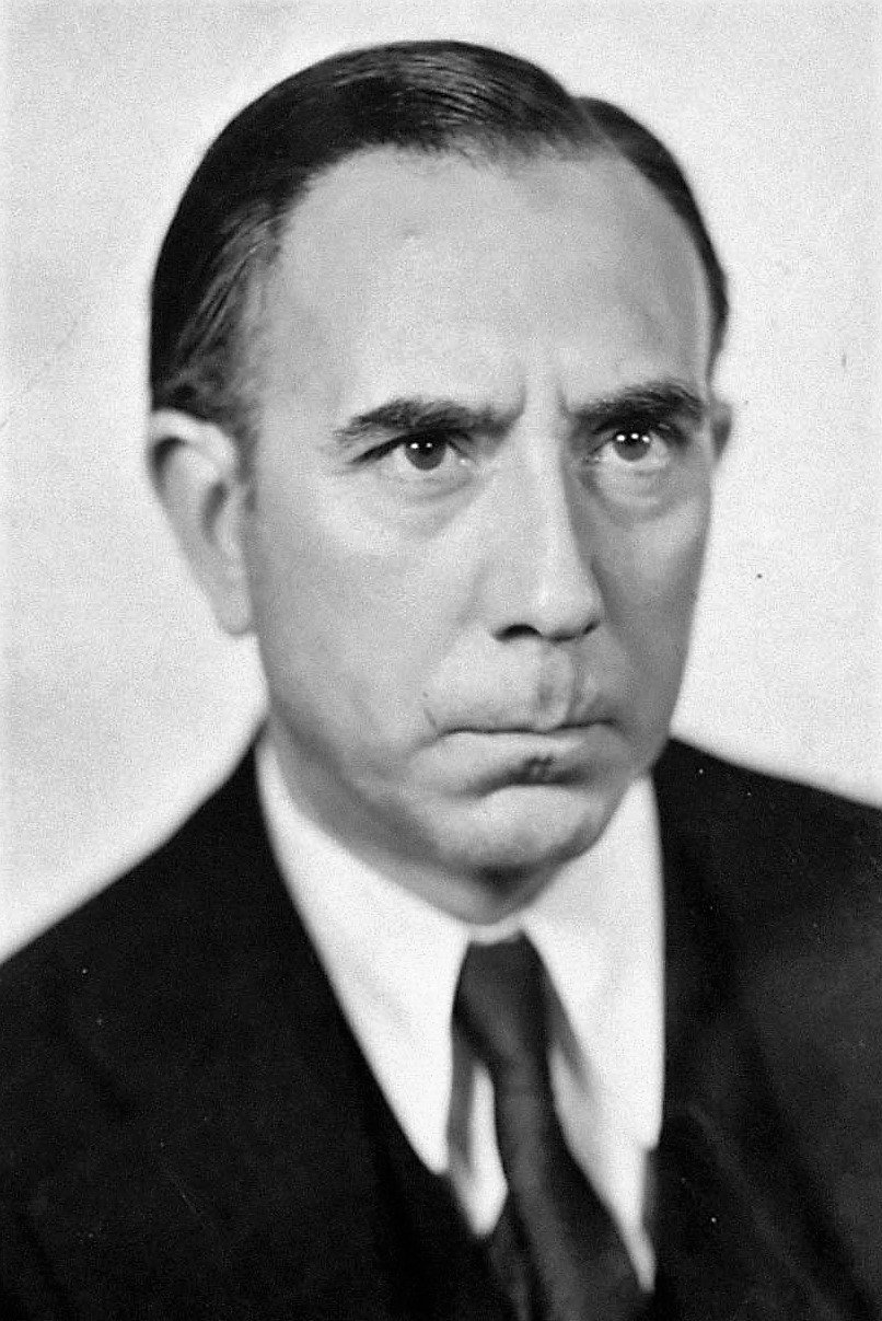 Carlos Villarías as Counsellor in You Have to Marry the Prince