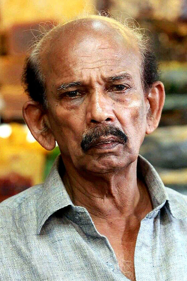 Mamukkoya as Makkar Kakka in Kudumbasree Travels