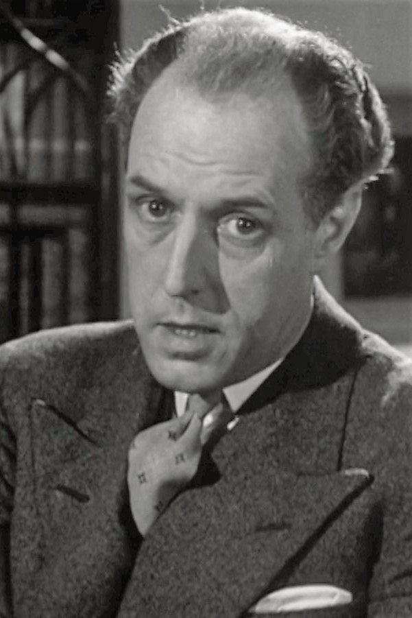 Moultrie Kelsall as Sir Bruce in The Dark Avenger