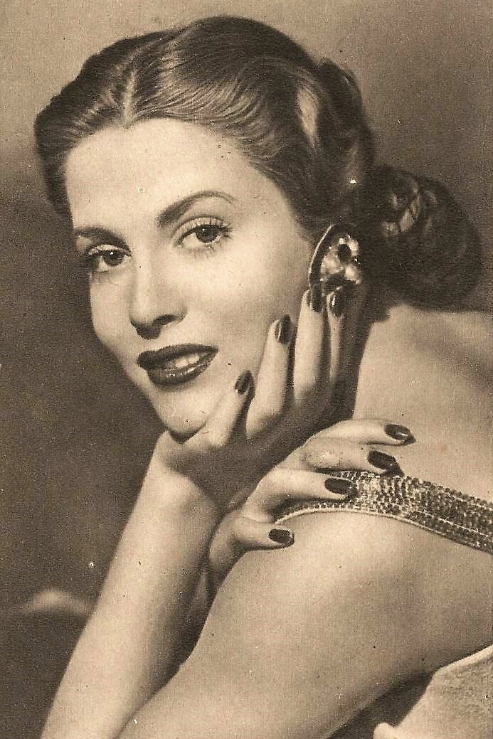 Isabel de Pomés as Mother in Leap to Fame