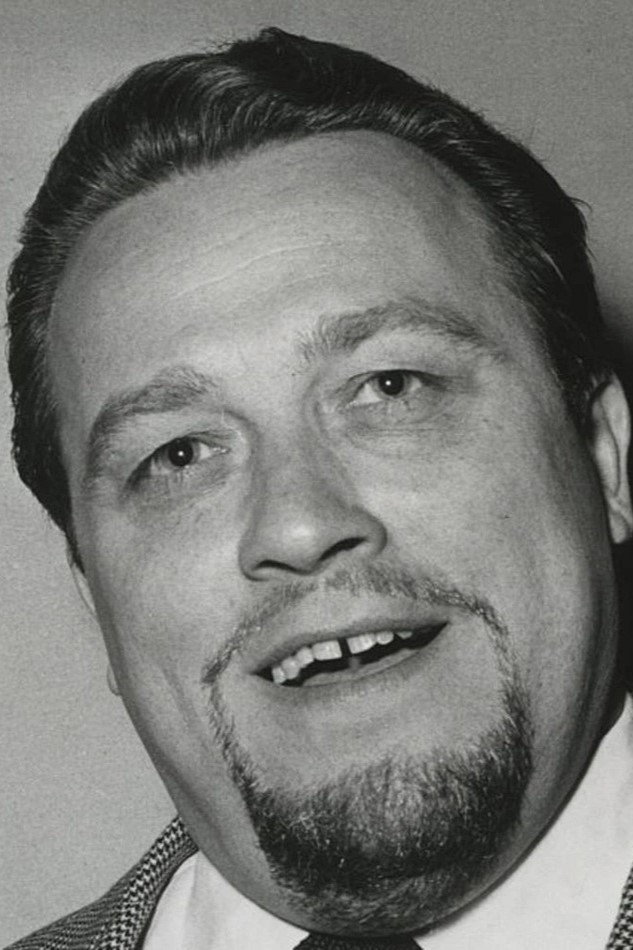 Rolf Olsen as Rutka in Mädchen für die Mambobar