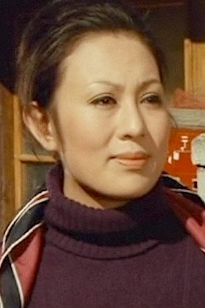 司美智子 as Tamiko Yoshida, Club Min Mama in First-Decade Boss vs. Second-Decade Staff: Mon-Fri-Fri