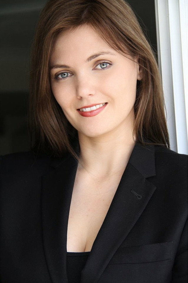 Charlotte Hoffman as Veterinarian in Heel