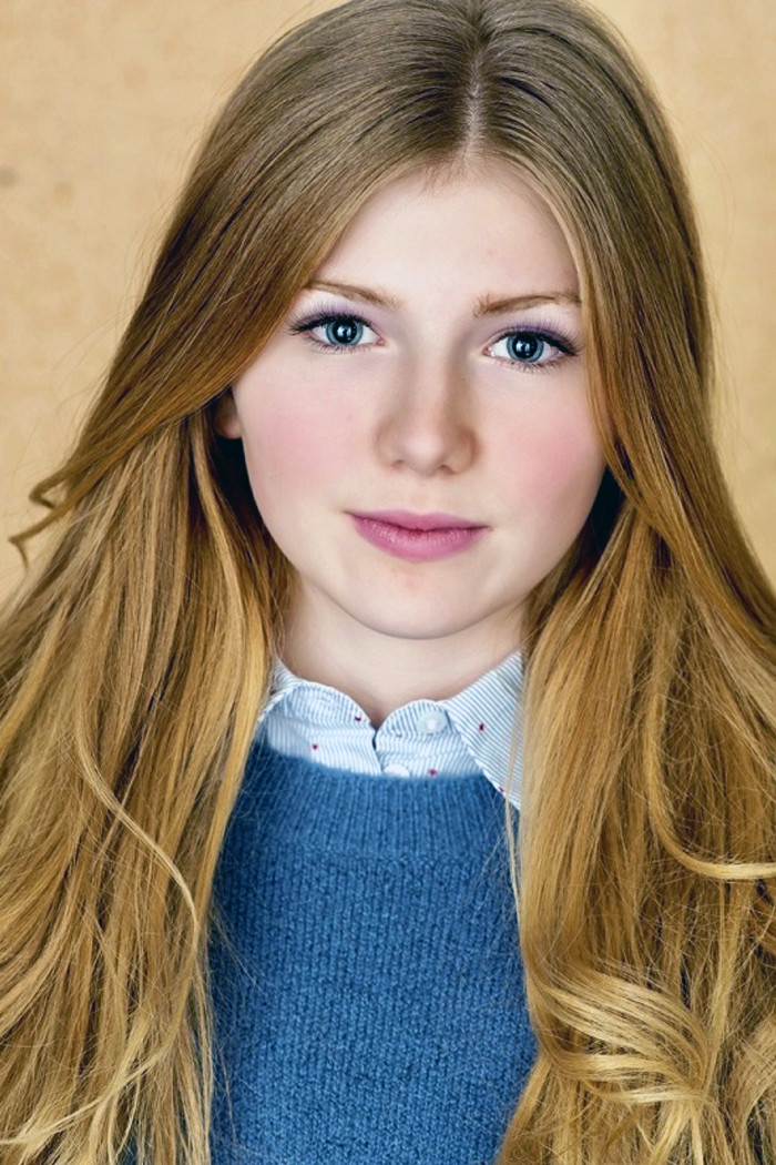 Callie Lane as Gwenie in A Desperate Road
