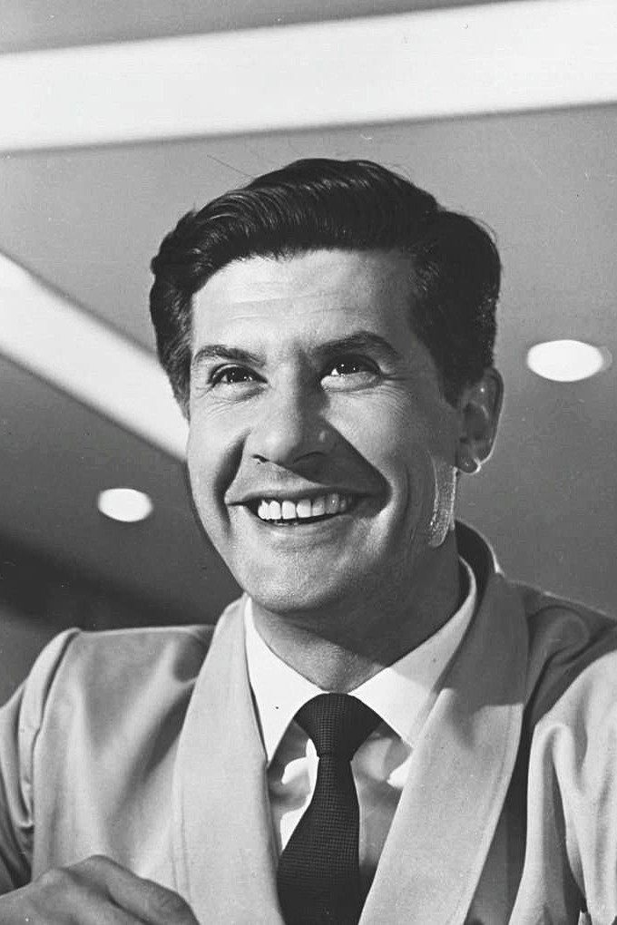 Ignacio López Tarso as Gonzalo Rivas in Atrévete a Olvidarme