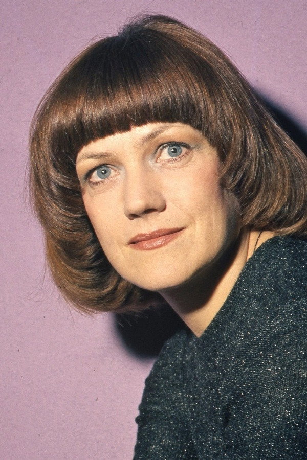 Senka Veletanlić as Devojka in Three