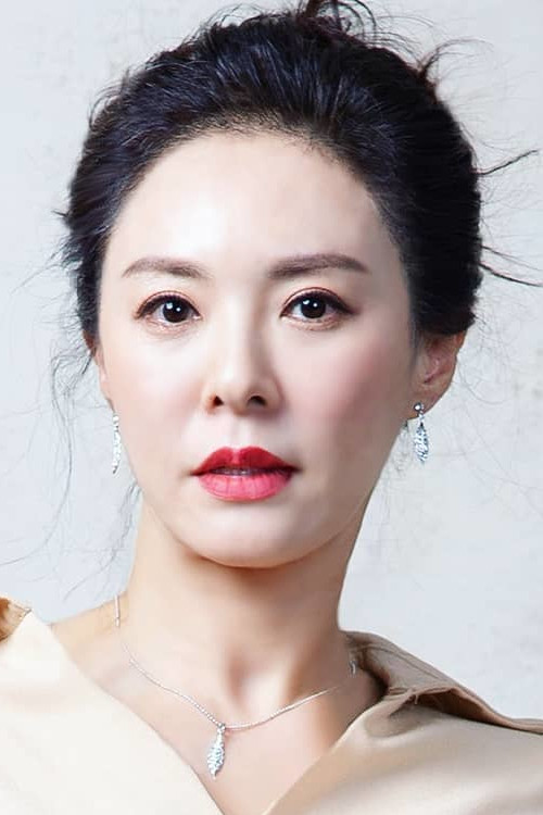 김보라나 as Madonna in Let's Look at the Sky Sometimes