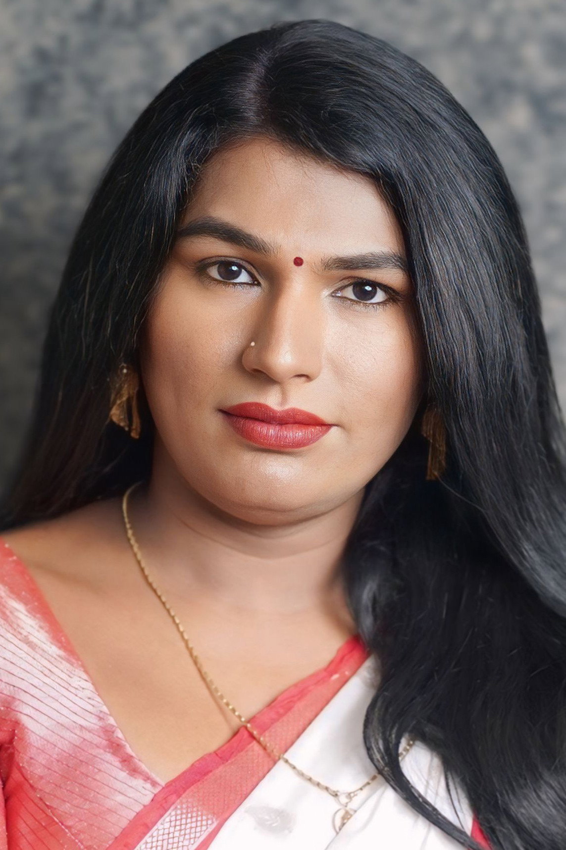 Jeeva Subramanian as Jhansi in Gandhi Kannadi