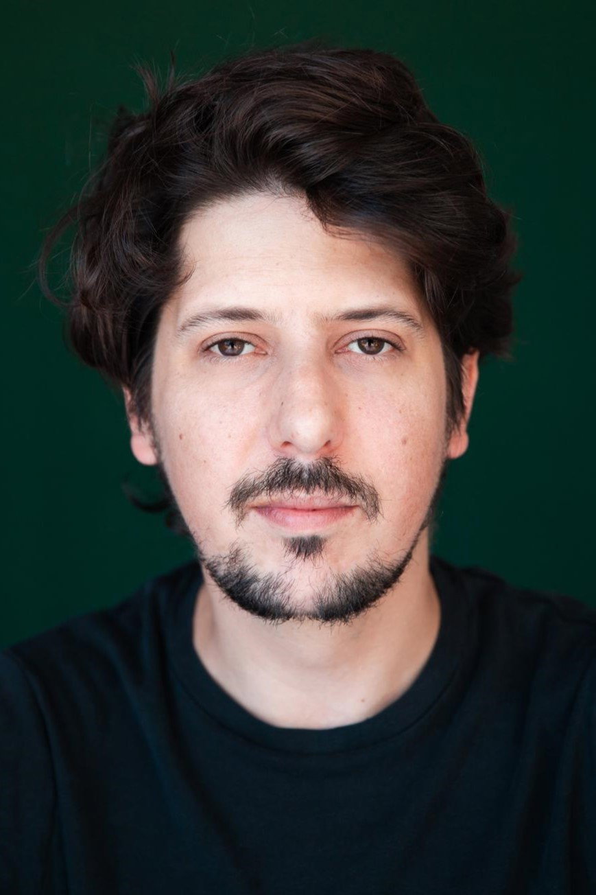 Luís Lobão as Pastor in A Criação
