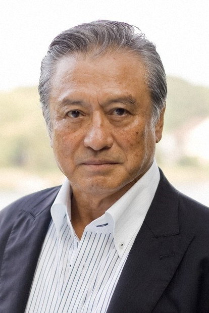 亀石征一郎 as Director Kanzaki in My Grandma