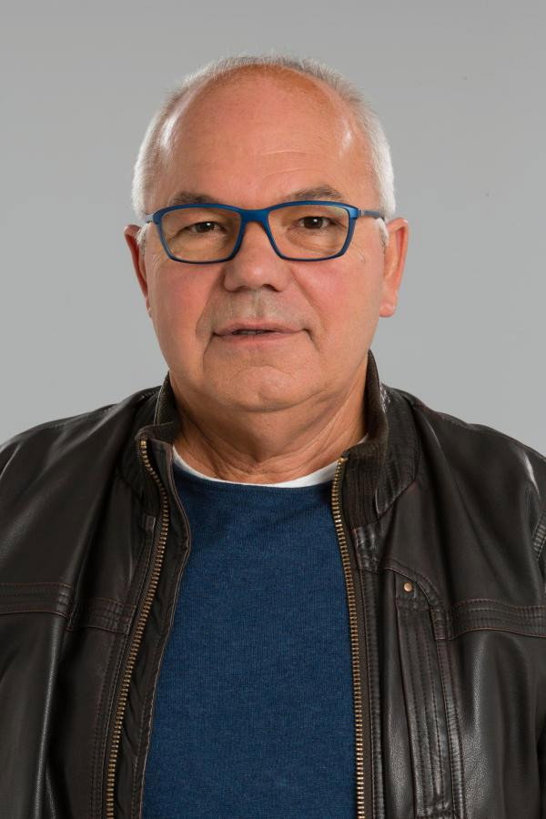 António Aldeia as Barman in A Grande Mentira