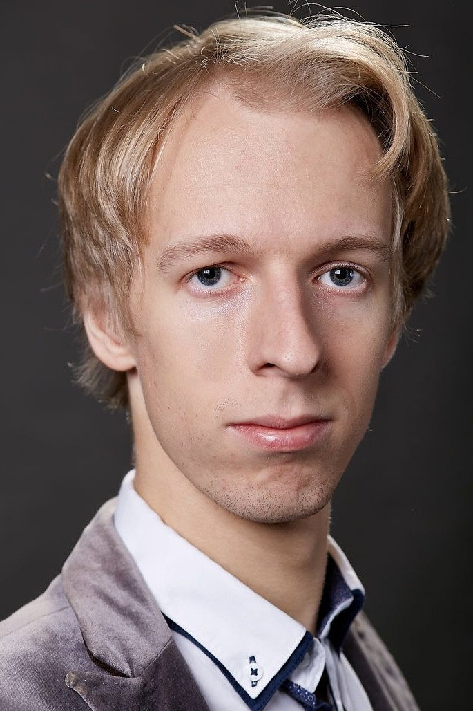 Ян Решетников as Yanis, artist of the ballet troupe in Swan Lake
