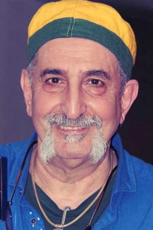 فرهاد آئیش as Gardener in Colonel's Garden
