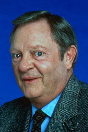 Alan North as Detective Rayburn in Clinton and Nadine