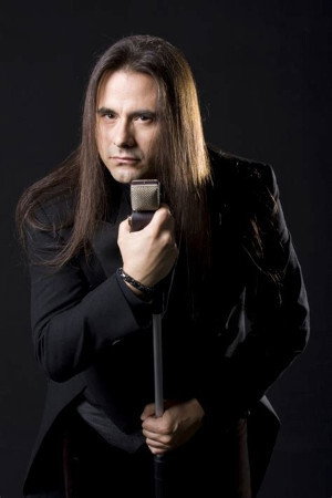 Andre Matos as Vocalista in Shaman: RituAlive