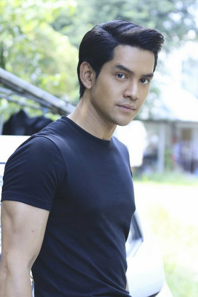 Boss Kongnat Choeisuwan as Roj in The Lost Treasures