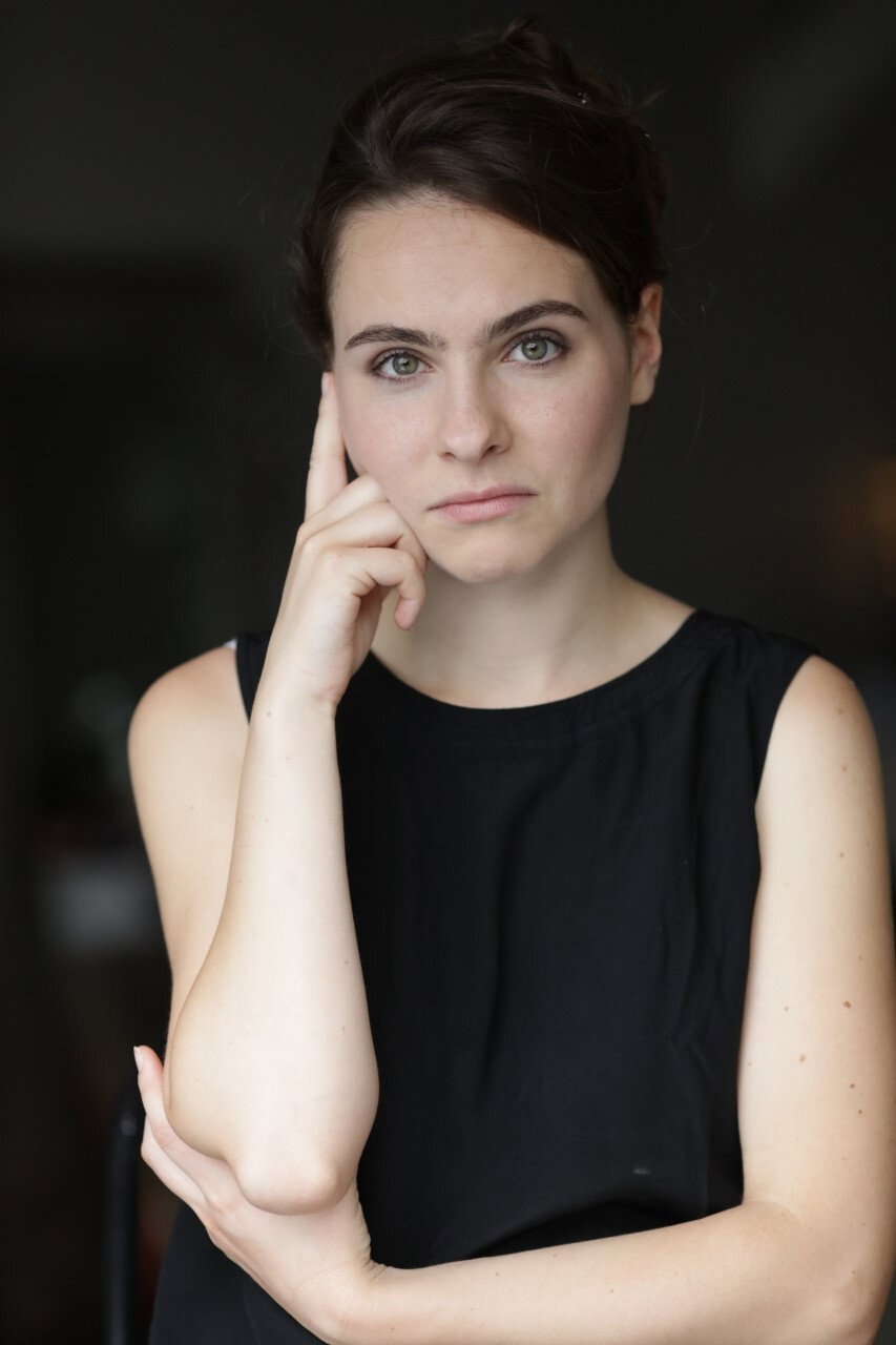 Julie Cléry as Théa in Effet Domino