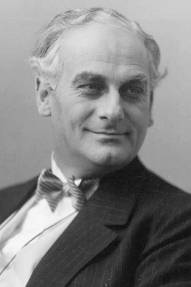 Sture Baude as Häradshövding Carl-Magnus de Lorche  / Skattmästare i stiftelsen "De fattigas vänner" in Father and Son