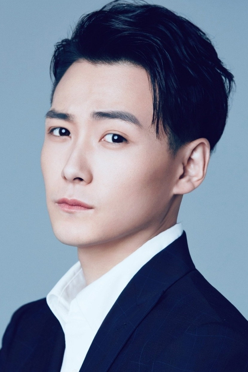 陈志伟 as Ding Zi in Distressed Beauty