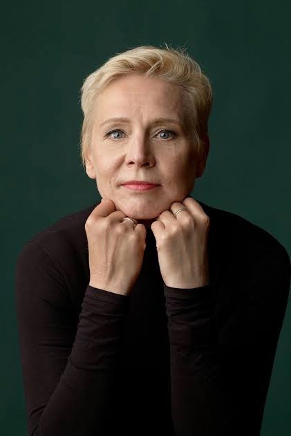 Mari Turunen as Emma in Lihaksia ja luoteja