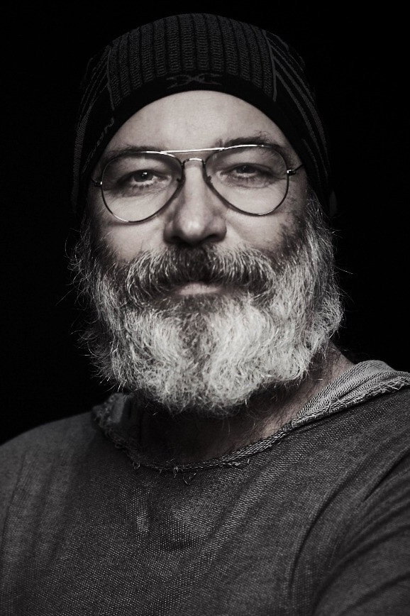 Jairo Mattos as Müller in Meteoro