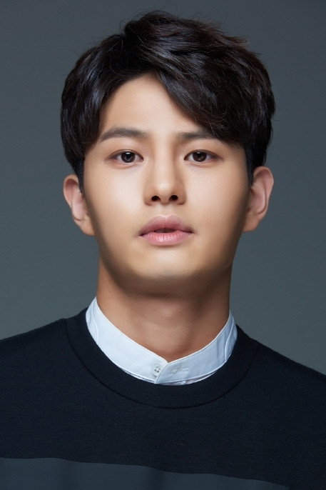 이승욱 as Seung-wook in Gonjiam: Haunted Asylum