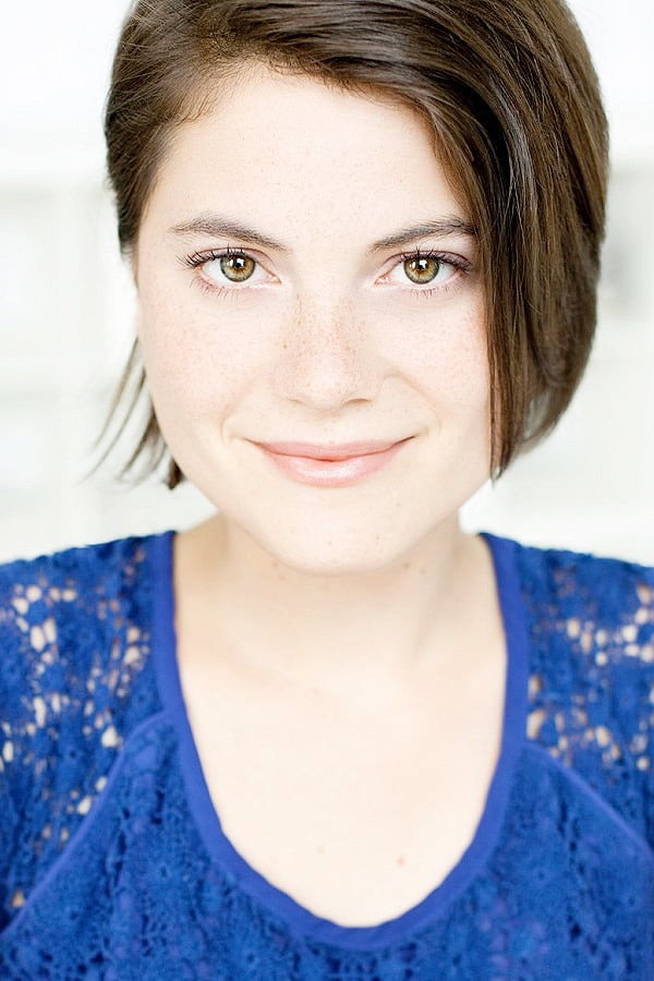 Julianne Côté as Béa in Switch & Bitch