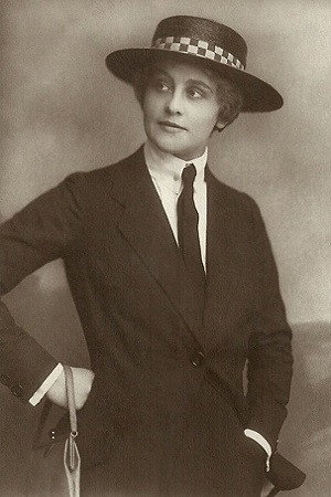 Carola Toelle as Maria, ein Mädel in Landstraße und Großstadt