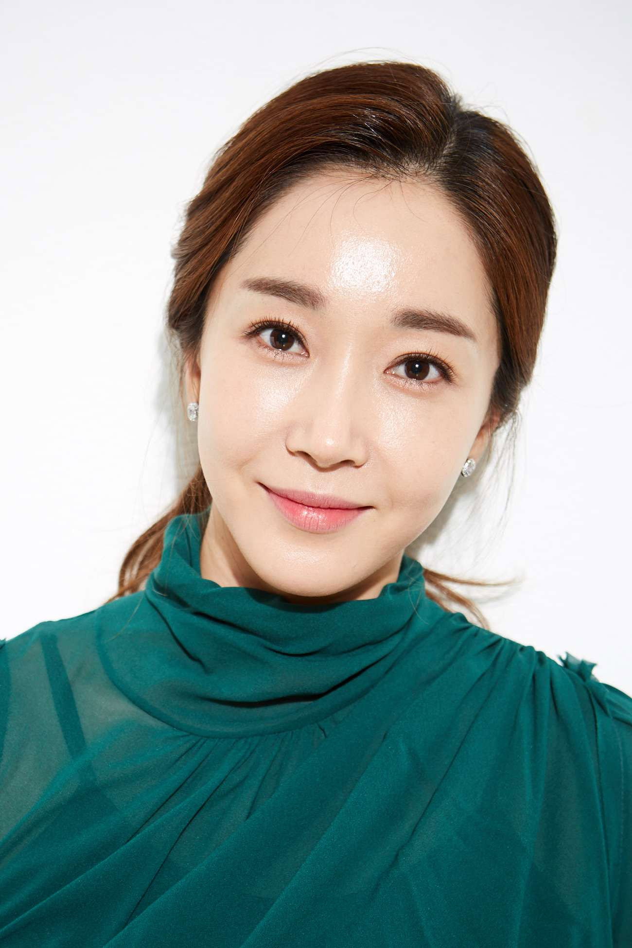 오유나 as Yoo Kyung Min in I’m Glad I Loved You