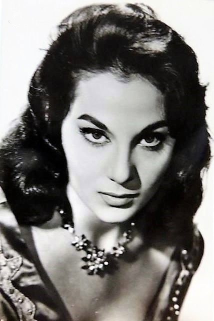 Mara Cruz as Clara Eugenia Andonelli in Siempre es domingo