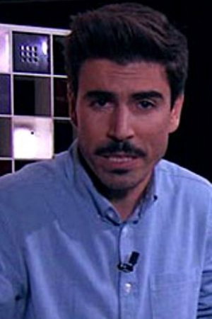 Luis Fabra as Reporter in Caiga quien caiga