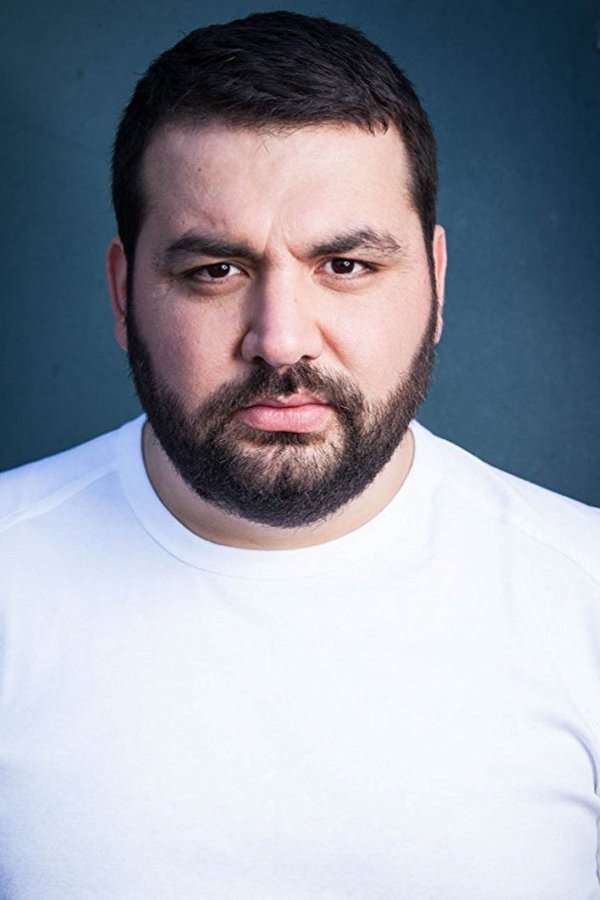 Şahin Eryılmaz as Mohammed Medjoub in Alles auf Rot