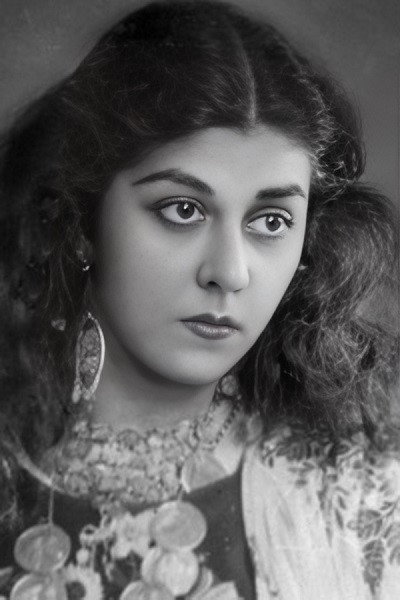 Ляля Чёрная as old gipsy woman in The Gypsy Camp Vanishes Into the Blue