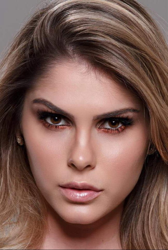 Bárbara Evans as Lívia in Dois Irmãos