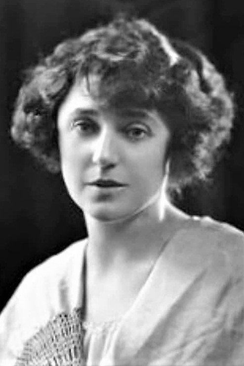 Auriol Lee as Isobel Sedbusk in Suspicion