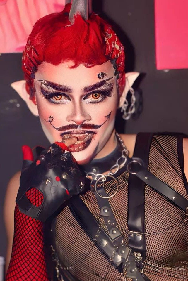 Rbk Reventon as Self - Contestant in Acartonada: El desafío
