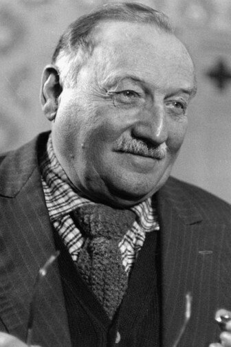 Włodzimierz Kwaskowski as Antoni Pszczółka in Jeśli serce masz bijące