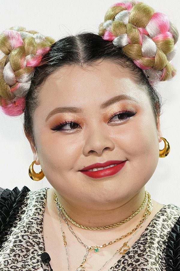 渡辺直美 as Self in Falling in Love Like a Romantic Drama