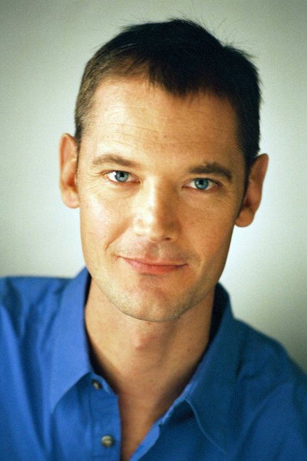 Oscar Relier as Professeur d'Anglais in Nadia