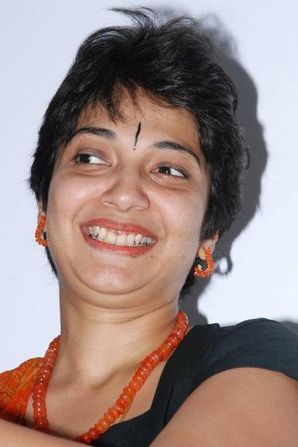 Madhuvanti Arun as Madhu's mother in Mamakiki