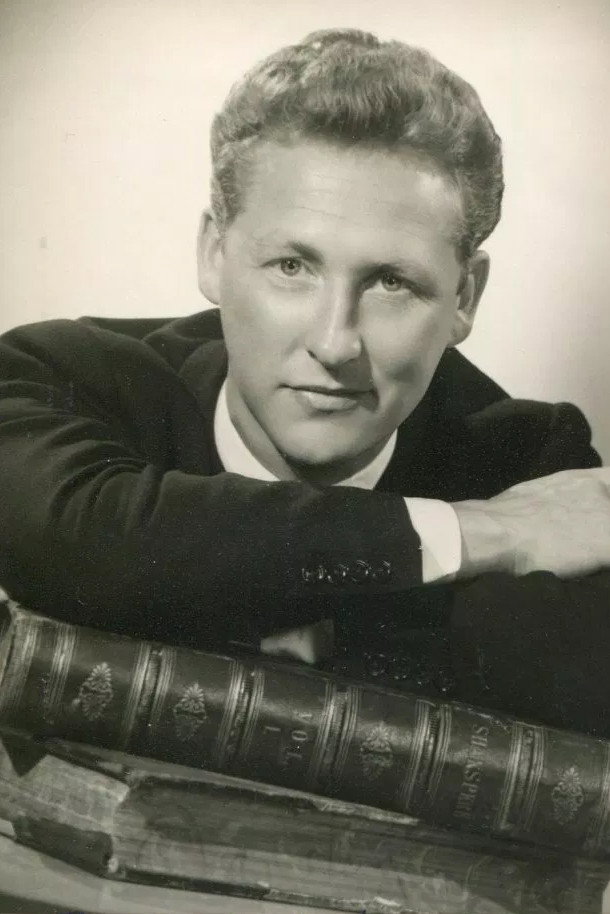 Vincent Ball as Mike Billing in Dead Lucky
