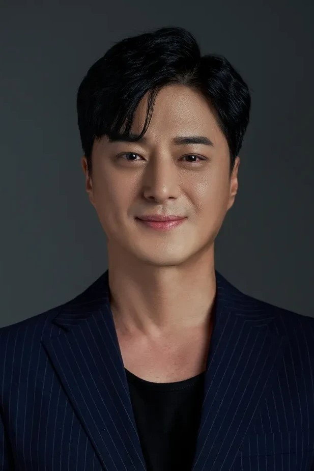 Gee Young-san as Paul Kim in Doctor Shin