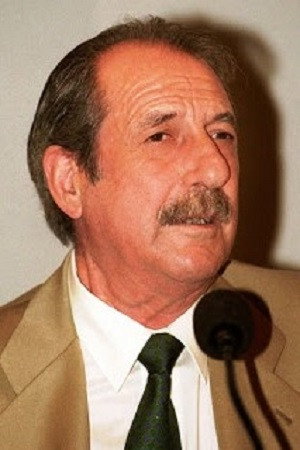 Luis Sánchez Polack as El Conductor del Coche Rojo in Enseñar a un sinvergüenza