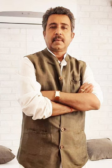Pankaj Jha as Matin Khan in Ferrous