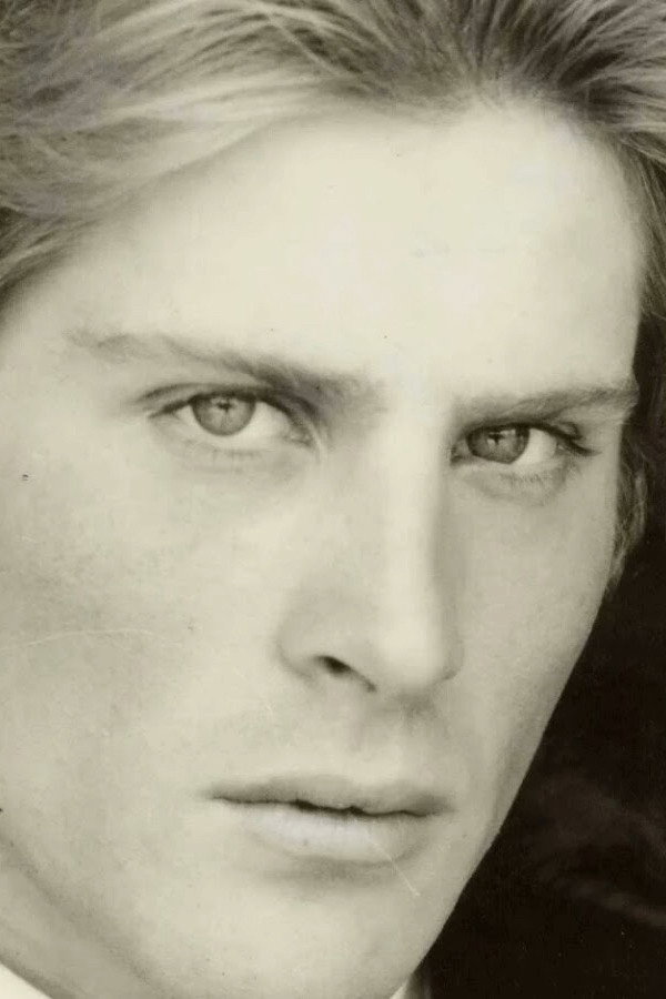Gianrico Tondinelli as Renato in Pandemonio (Switch)