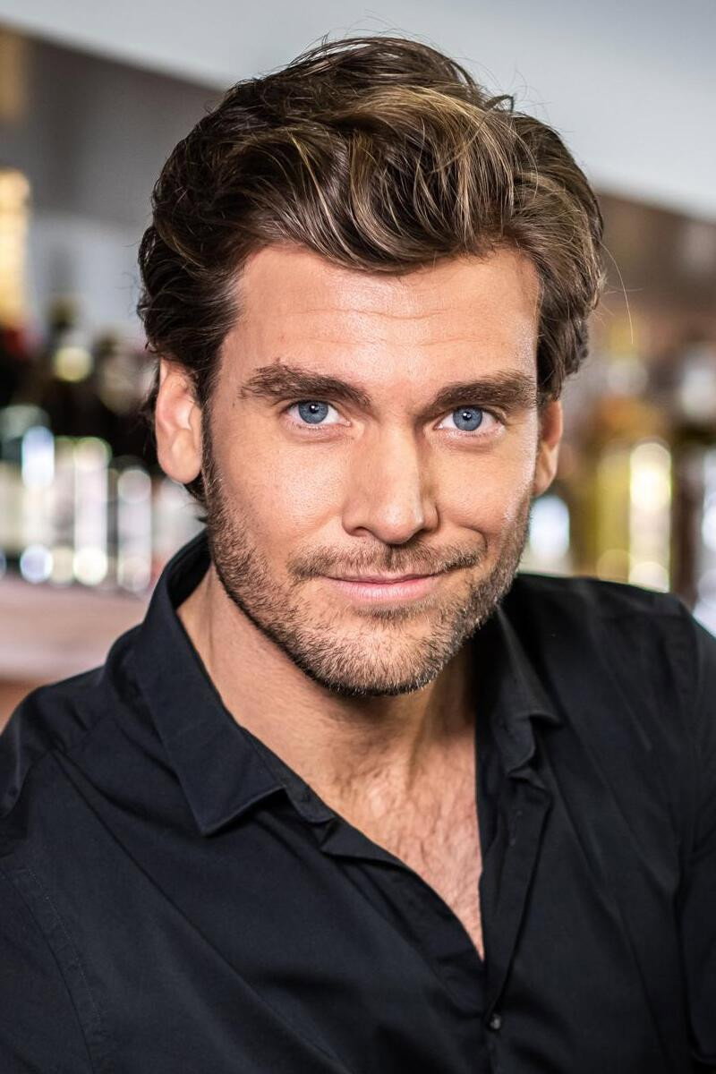 Bram van Geert as Self - Barman in First Dates