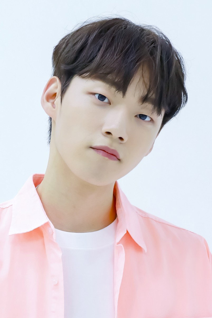 윤재찬 as Hwang Gi-hong in Sold Out on You