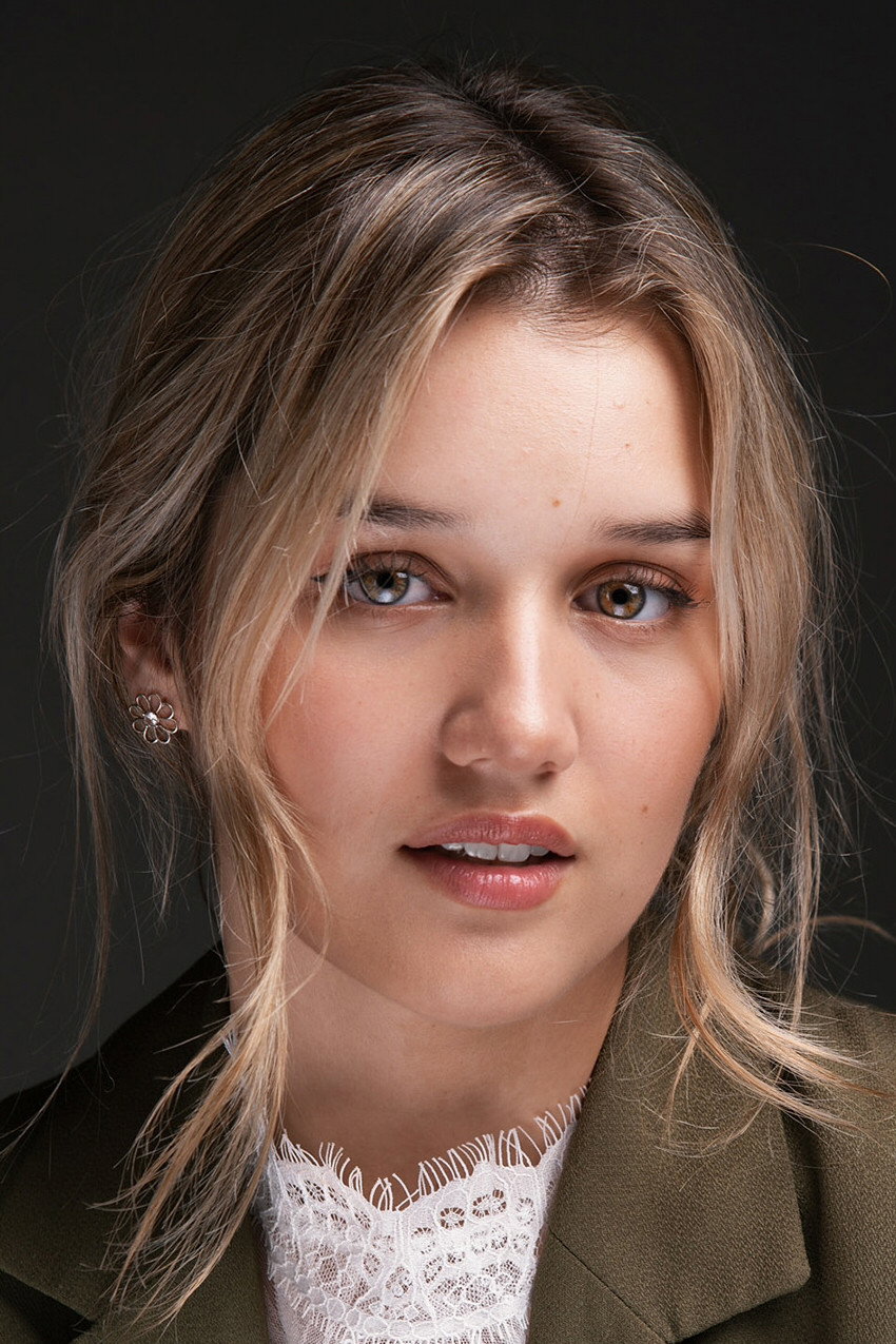 Fernanda Finsterbusch as Berny (segment "Manada") in Apps
