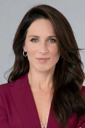 Hila Korah as Host in המרדף