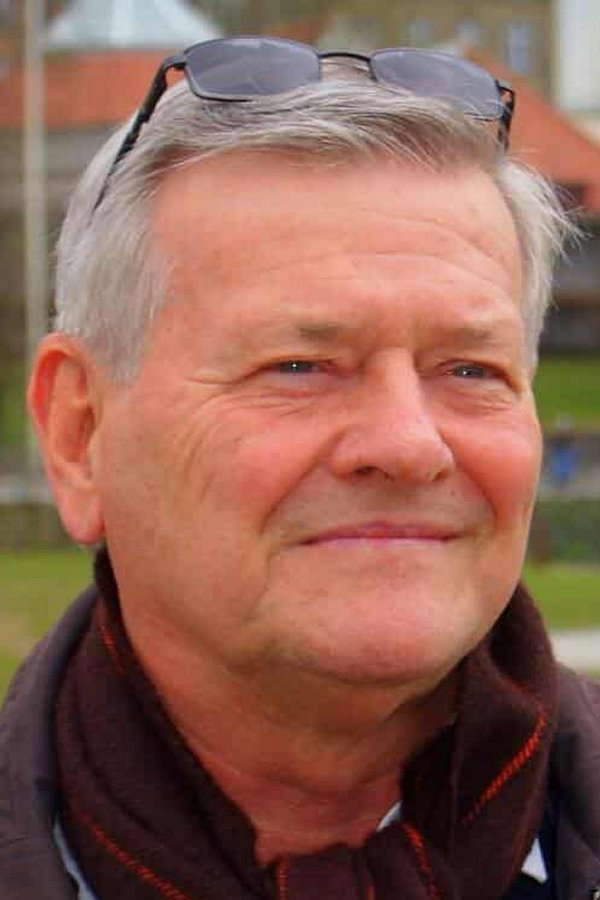Jørn Holstein as Lægen in Glemt